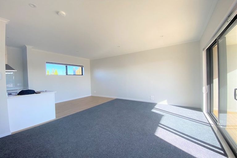 Photo of property in 4/5 Peachgrove Road, Te Atatu Peninsula, Auckland, 0610