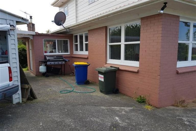 Photo of property in 10 Mcclintock Road, Massey, Auckland, 0614