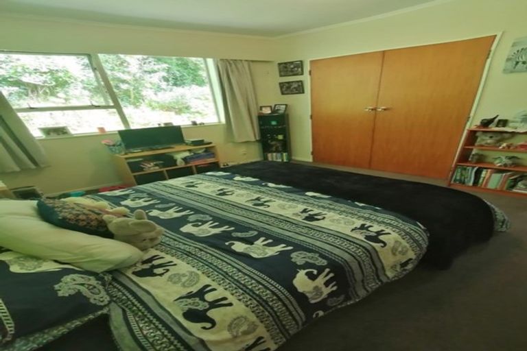 Photo of property in 32 Glanmire Road, Newlands, Wellington, 6037