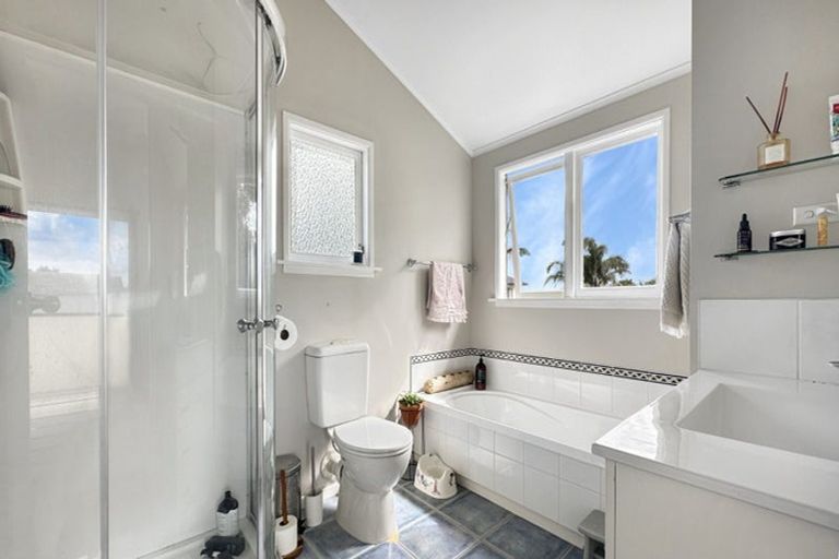 Photo of property in 11 Holgate Avenue, Herald Island, Auckland, 0618