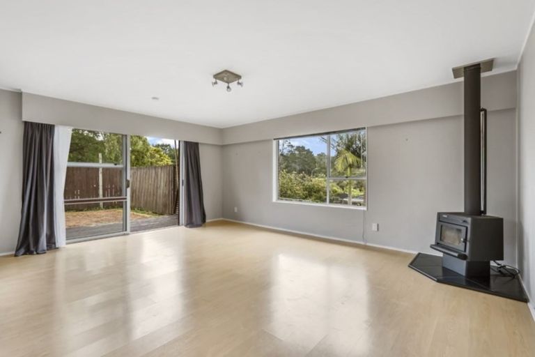 Photo of property in 2/9 Paruru Avenue, Northcote, Auckland, 0627