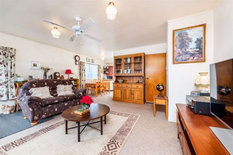 Photo of property in 2/10 Hutchinson Avenue, New Lynn, Auckland, 0600