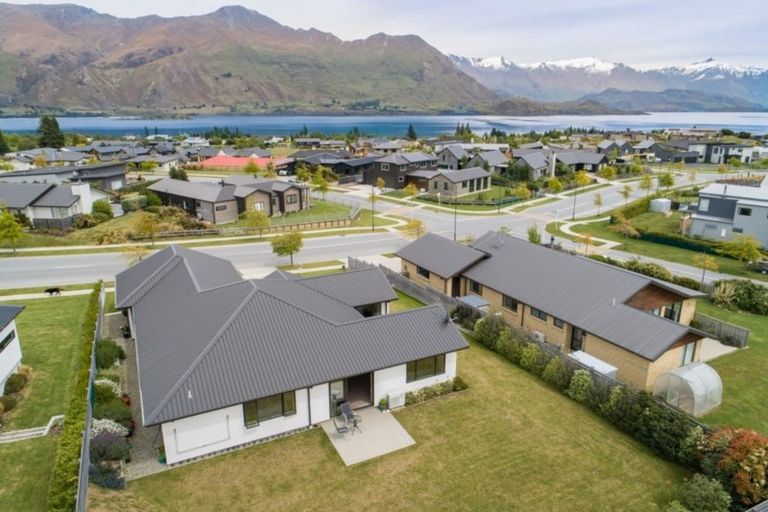 Photo of property in 32 Infinity Drive, Wanaka, 9305