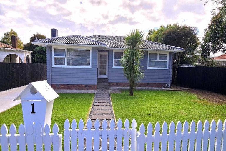 Photo of property in 1 Coburg Street, Henderson, Auckland, 0612