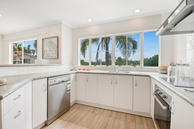 Photo of property in 28 Tyburn Lane, Unsworth Heights, Auckland, 0632