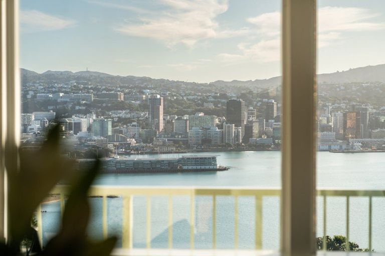 Photo of property in 37 The Crescent, Roseneath, Wellington, 6011