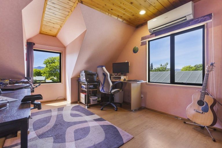 Photo of property in 21 Heuchan Lane, Wanaka, 9305