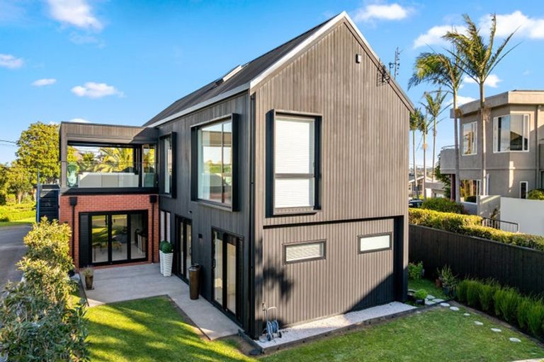 Photo of property in 10 Vaughan Crescent, Murrays Bay, Auckland, 0630