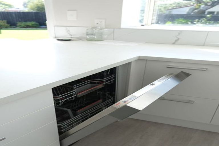 Photo of property in 12 Geelong Place, Burnside, Christchurch, 8053