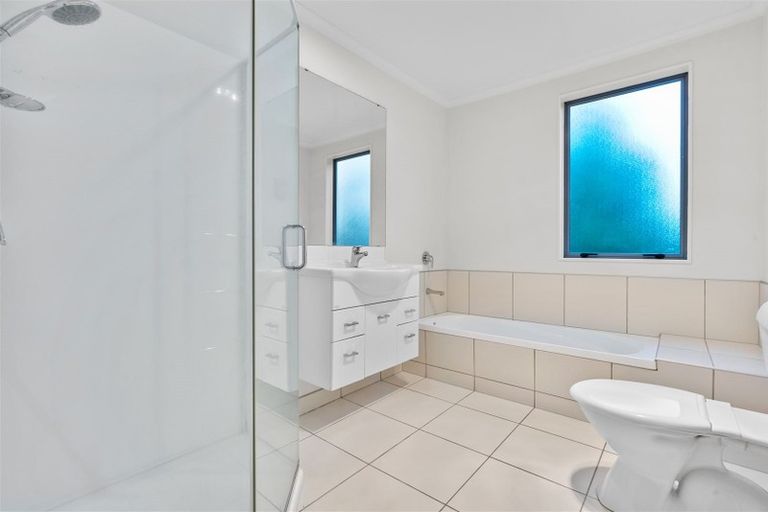 Photo of property in 15 The Track, Takanini, 2112