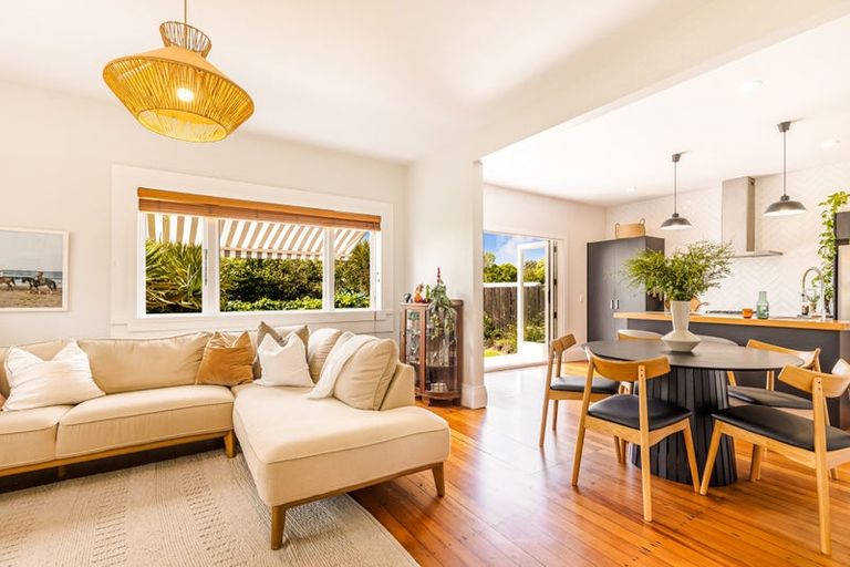 Photo of property in 5 Kotuku Street, Te Atatu Peninsula, Auckland, 0610