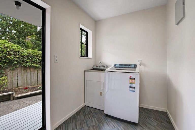 Photo of property in 9 St Lucia Place, Unsworth Heights, Auckland, 0632