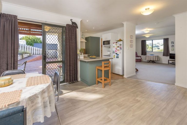 Photo of property in 80 Cabeleigh Drive, Helensville, 0800