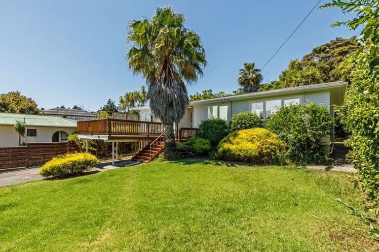 Photo of property in 17 Coroglen Avenue, Birkenhead, Auckland, 0626