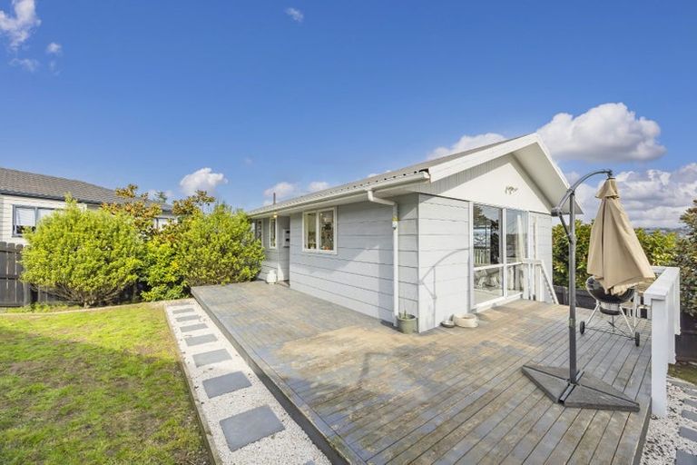 Photo of property in 17 Magdalen Place, West Harbour, Auckland, 0618