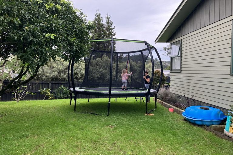 Photo of property in 76 Lauderdale Road, Birkdale, Auckland, 0626