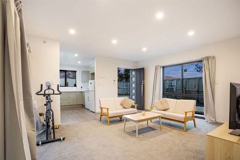 Photo of property in 30b Doone Place, Massey, Auckland, 0614