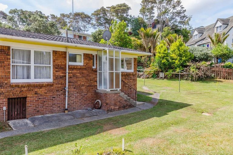 Photo of property in 2/53 Ayton Drive, Totara Vale, Auckland, 0629