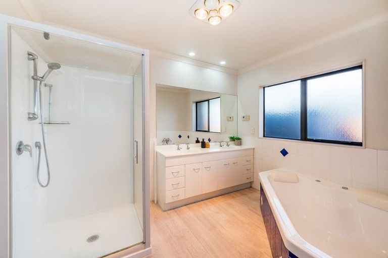 Photo of property in 32 Quadrant Heights, Paraparaumu, 5032