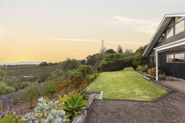 Photo of property in 44 Rewarewa Road, Te Atatu Peninsula, Auckland, 0610