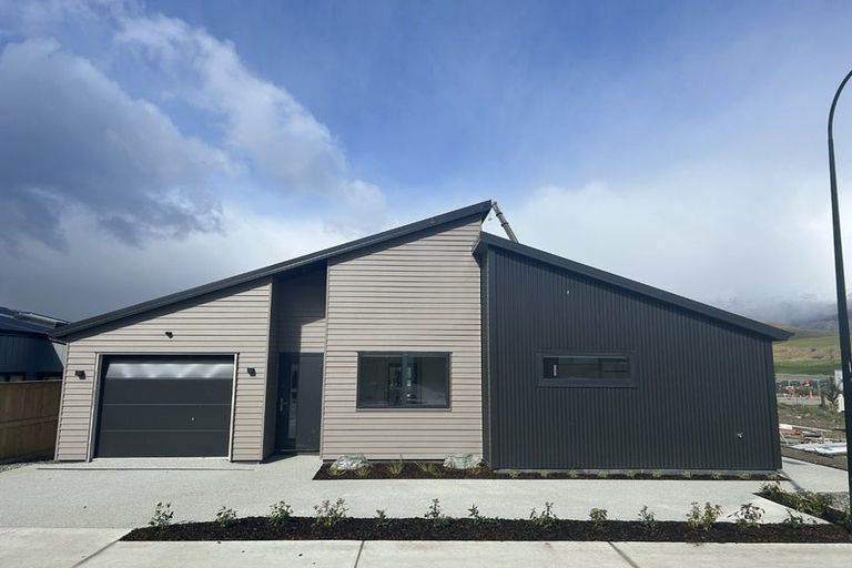 Photo of property in 37 Shelduck Road, Jacks Point, 9371