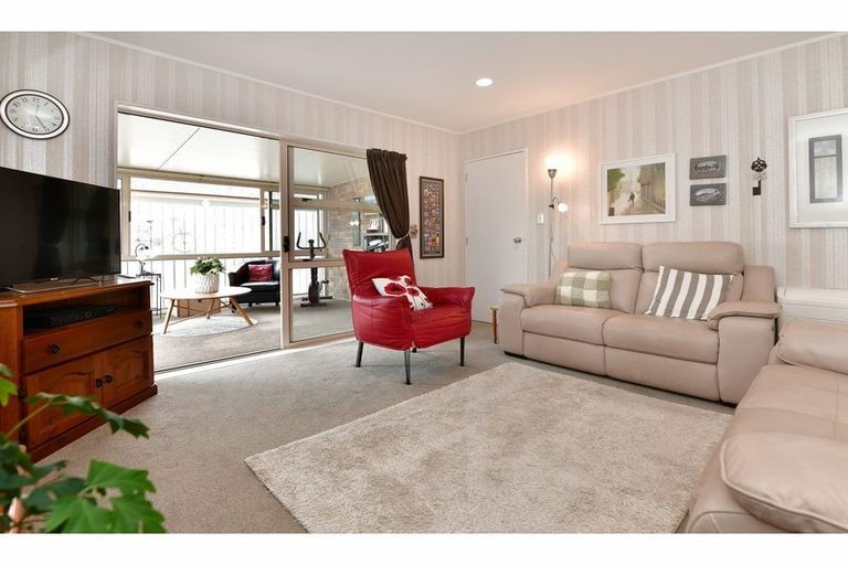 Photo of property in 2/11 Milton Road, Orewa, 0931