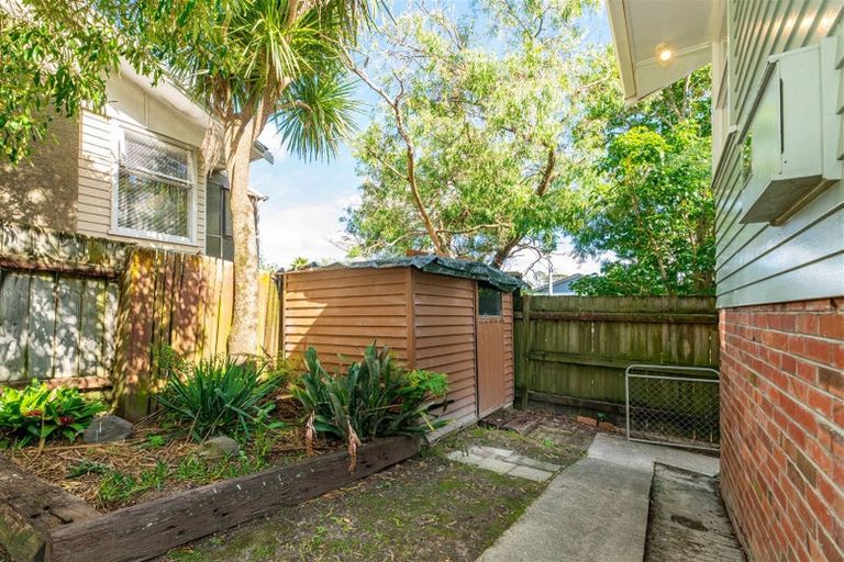 Photo of property in 2 Ashbourne Place, Glendene, Auckland, 0602