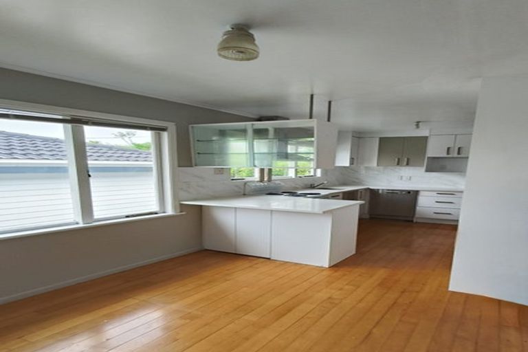 Photo of property in 9 Wakeling Avenue, Te Atatu South, Auckland, 0610