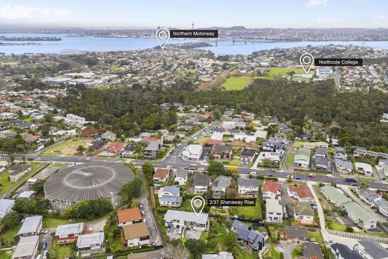 Photo of property in 2/37 Shanaway Rise, Hillcrest, Auckland, 0627