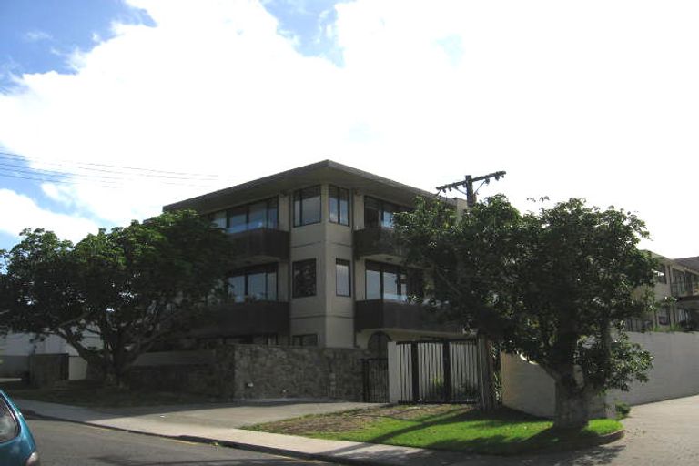 Photo of property in 2a/8 Frieston Road, Milford, Auckland, 0620