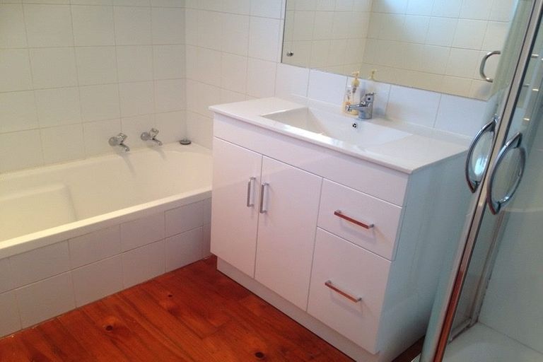 Photo of property in 323 Pakuranga Road, Pakuranga Heights, Auckland, 2010