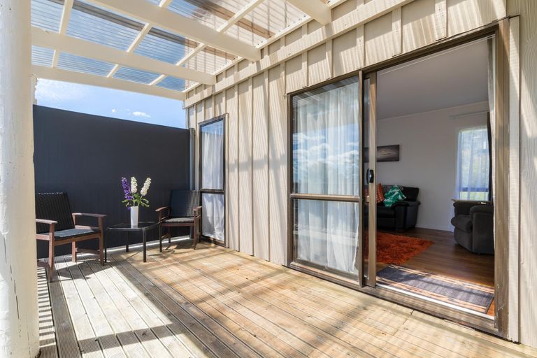 Photo of property in 17 Adam Sunde Place, Glen Eden, Auckland, 0602