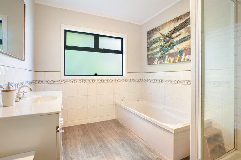 Photo of property in 11 Darcy Place, Massey, Auckland, 0614