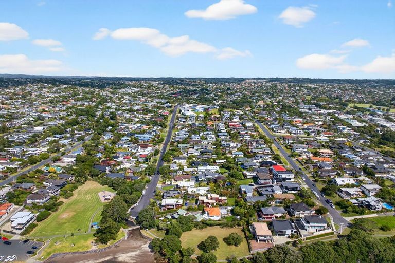 Photo of property in 2/50 Masterton Road, Rothesay Bay, Auckland, 0630