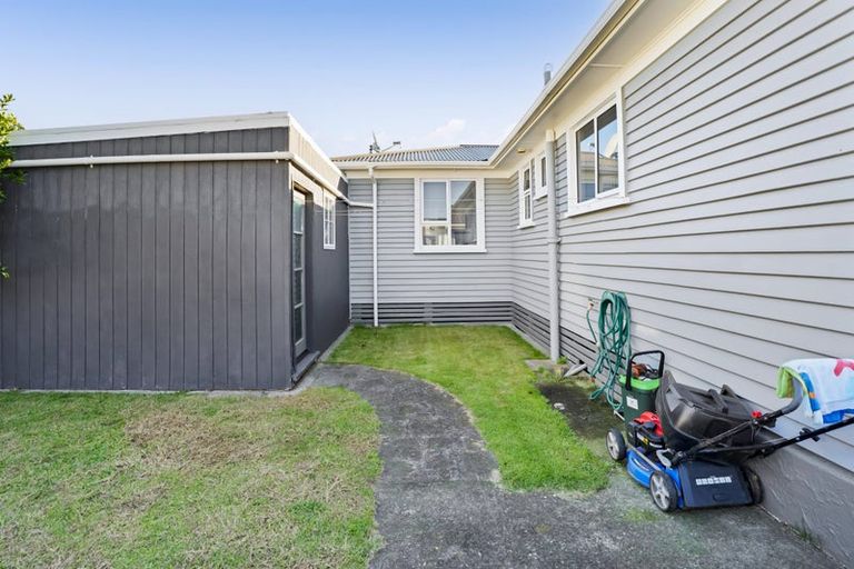 Photo of property in 12 Karaka Street, Merrilands, New Plymouth, 4312