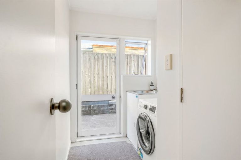 Photo of property in 25 Neil Avenue, Te Atatu Peninsula, Auckland, 0610