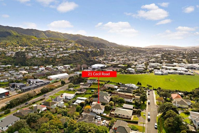 Photo of property in 21 Cecil Road, Tawa, Wellington, 5028