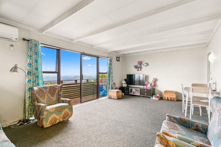 Photo of property in 40a Somes Crescent, Newlands, Wellington, 6037