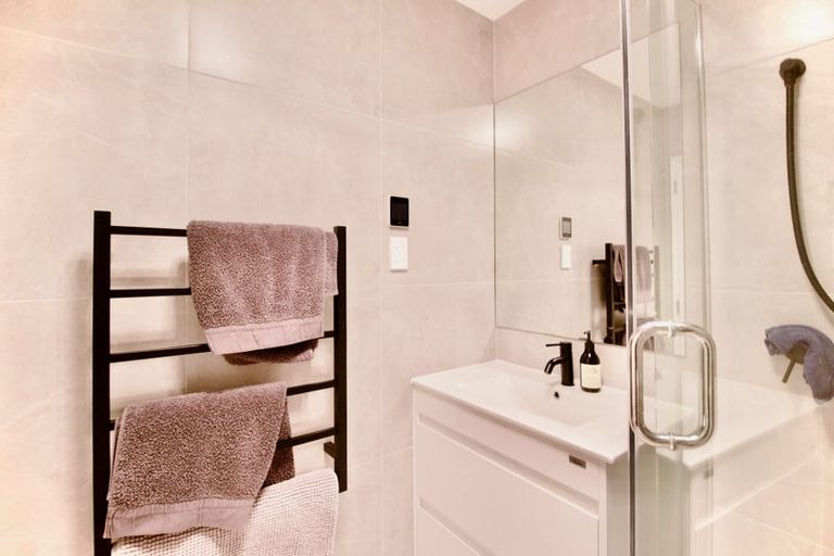 Photo of property in 5/1a Royal View Road, Te Atatu South, Auckland, 0610