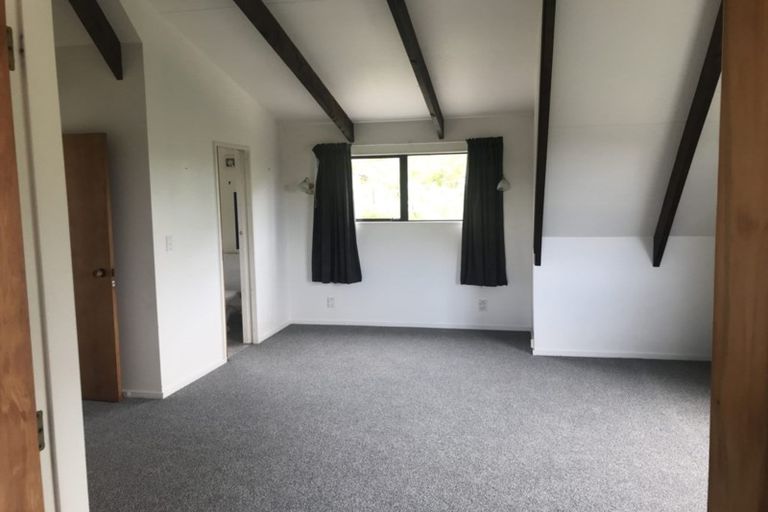 Photo of property in 17 Shastri Terrace, Khandallah, Wellington, 6035