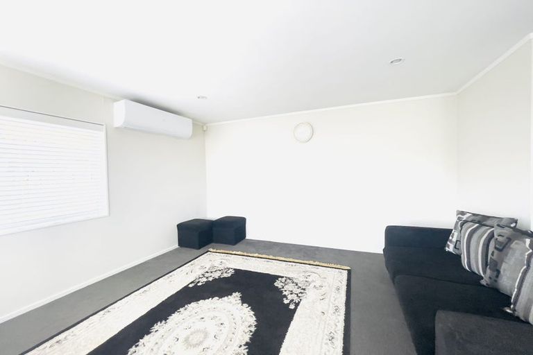 Photo of property in 1 Mellefont Close, East Tamaki Heights, Auckland, 2016
