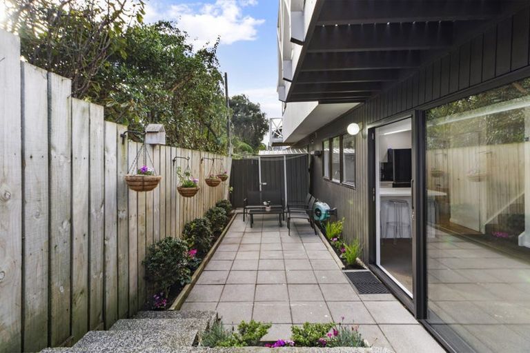 Photo of property in 1/163 Queens Drive, Lyall Bay, Wellington, 6022