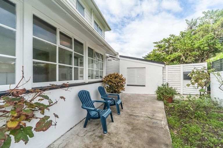 Photo of property in 281 Queens Drive, Lyall Bay, Wellington, 6022
