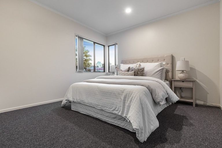 Photo of property in 16 Elder Place, Massey, Auckland, 0614