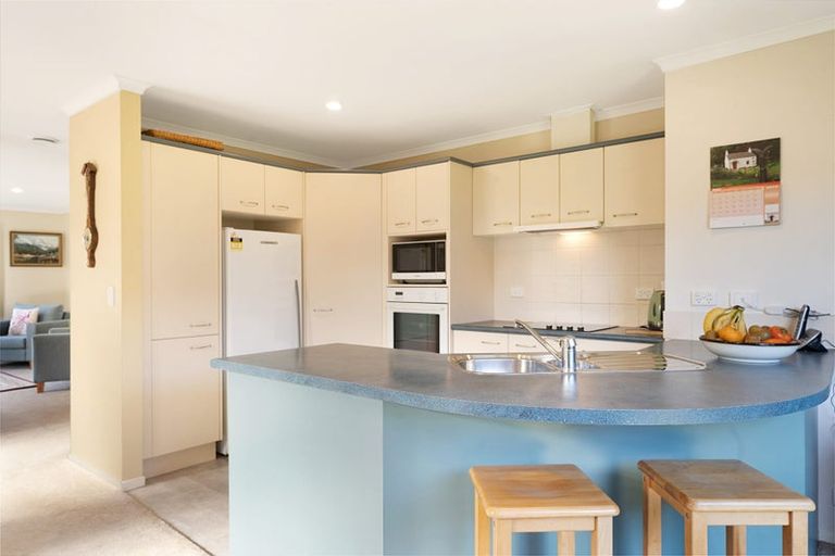 Photo of property in 4 Russett Grove, Henderson, Auckland, 0612