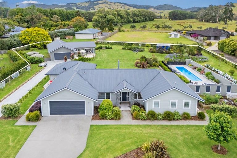 Photo of property in 10 Austin Drive, Whitianga, 3510