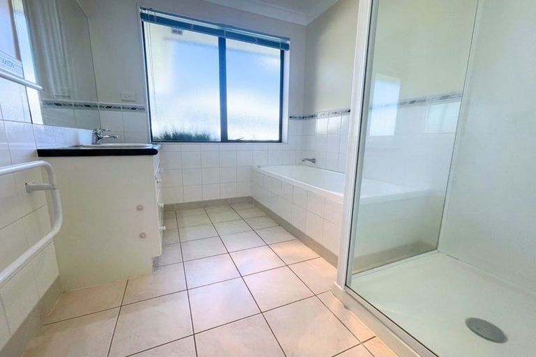 Photo of property in 12 Lansell Drive, East Tamaki Heights, Auckland, 2016