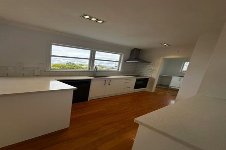Photo of property in 120 Ennis Avenue, Pakuranga Heights, Auckland, 2010