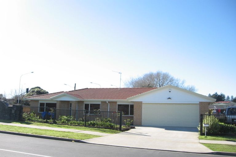 Photo of property in 2 Castlefinn Drive, Manurewa, Auckland, 2102