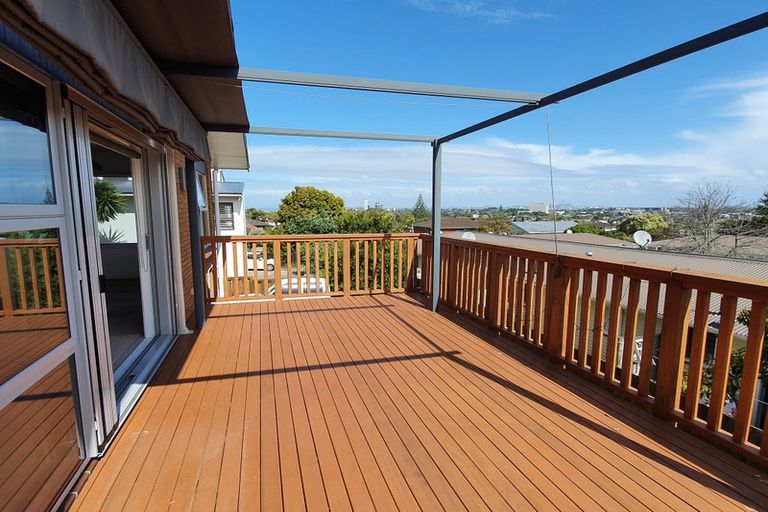 Photo of property in 3/104 East Coast Road, Forrest Hill, Auckland, 0620